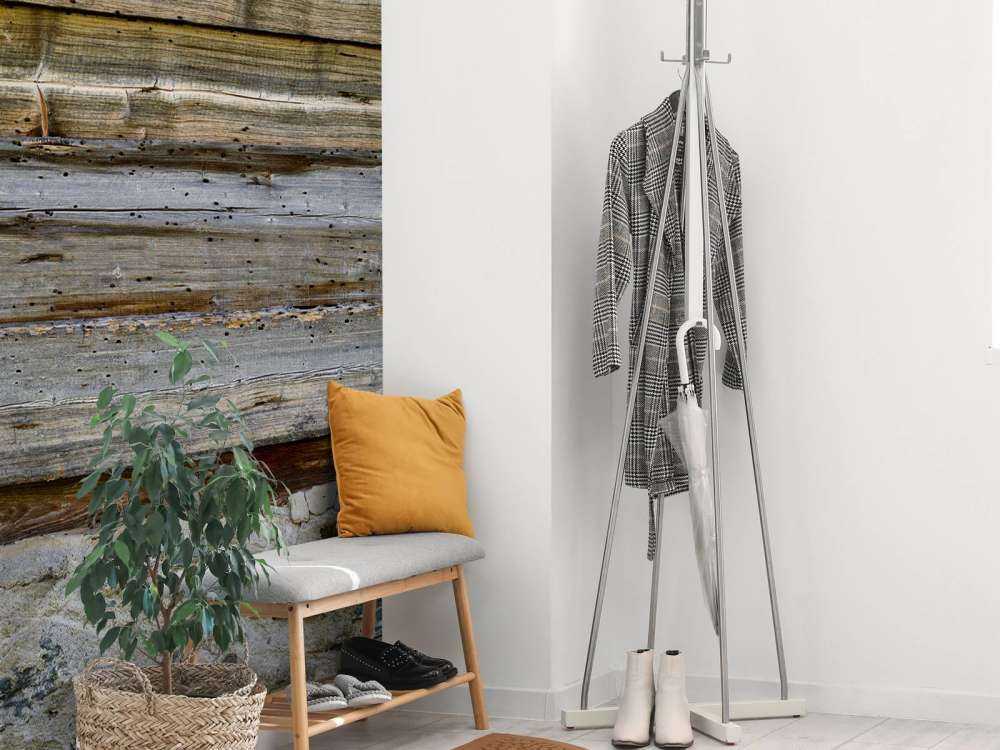 Drewno na kamiennej ścianie