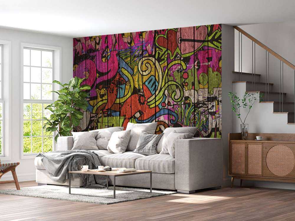 Uliczne graffiti na starym drewnie