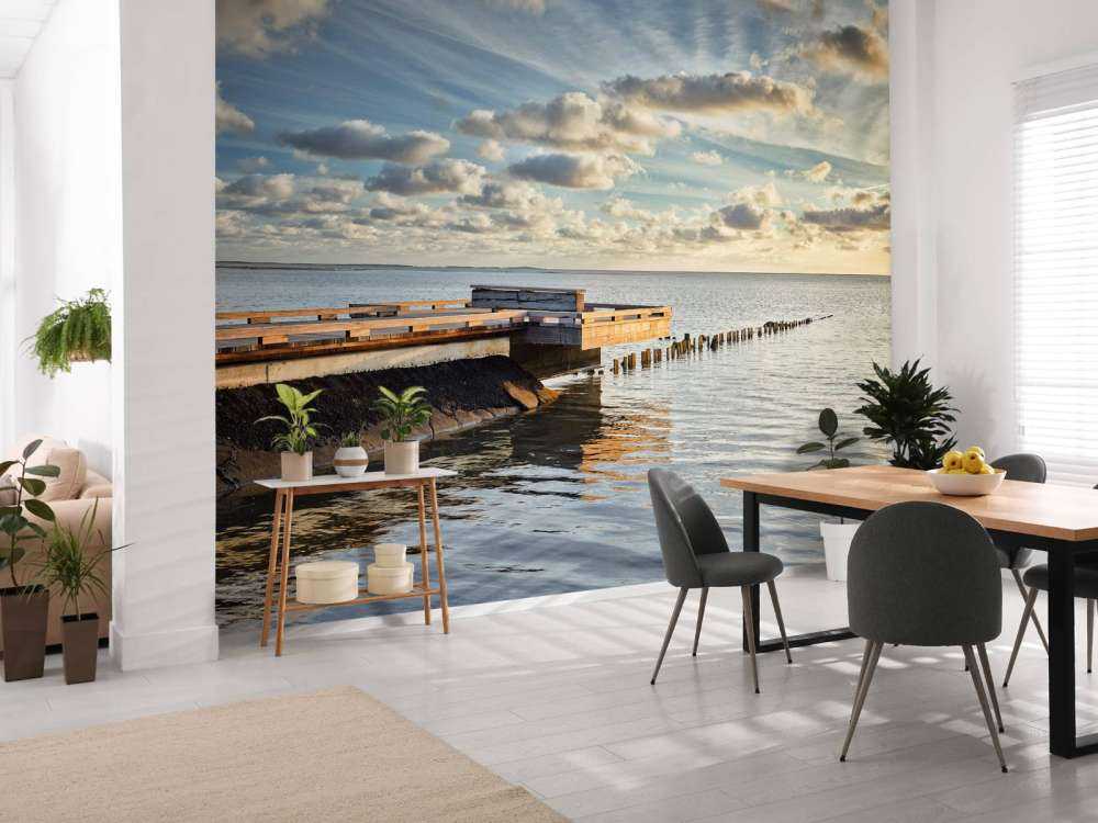 Nabrzeże z pięknymi chmurami