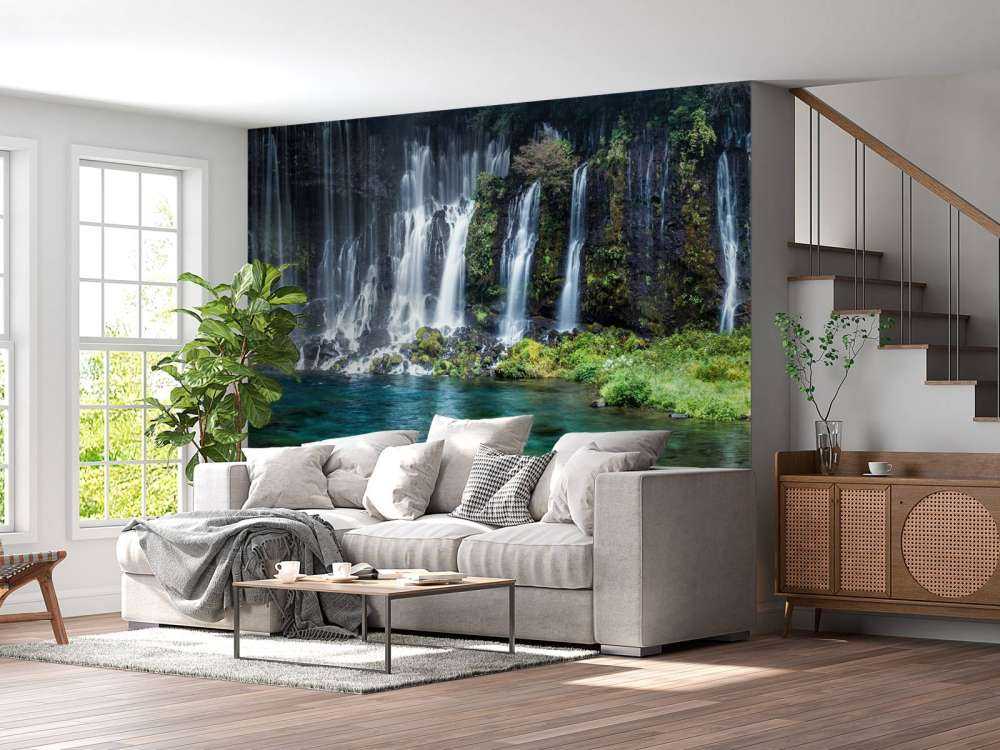 Panorama wodospadu z turkusową, błękitną wodą