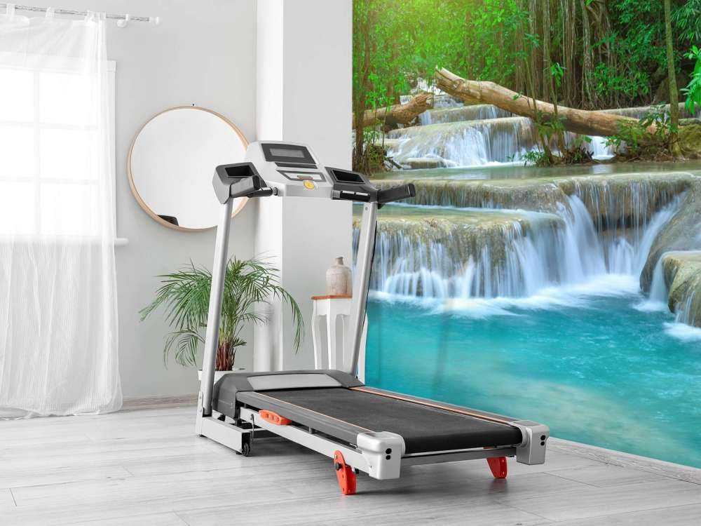 Szeroki wodospad w lesie