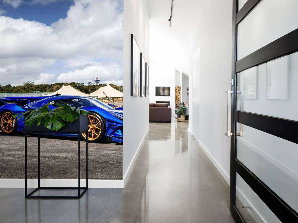 Futurystyczny supercar na lotnisku