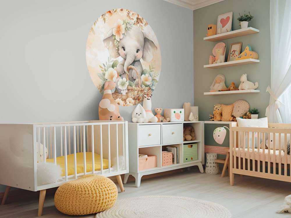 Cieniutki słoń w koszu kwiatów