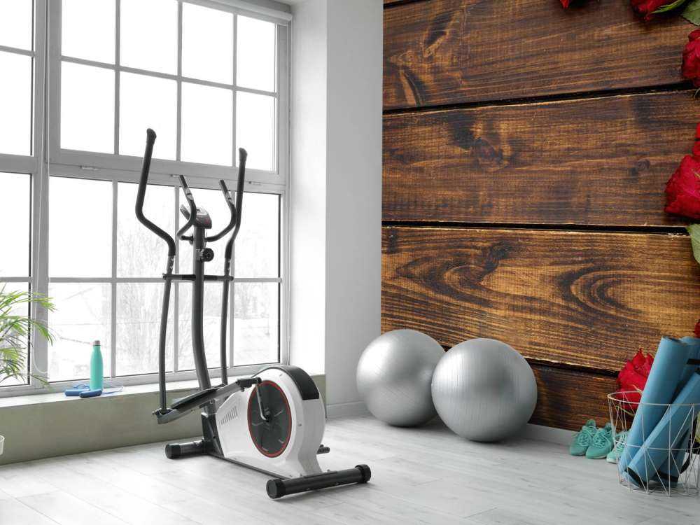 Czerwone róże na drewnie