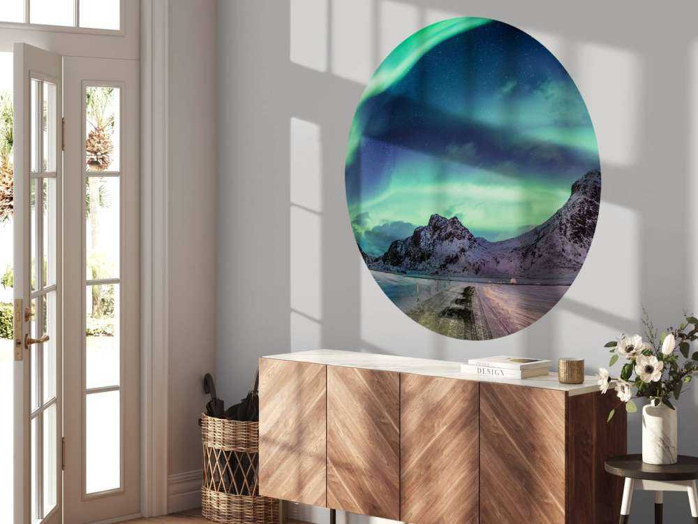 Zorze polarne nad ośnieżonymi górami