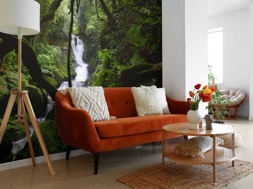 Wodospad otoczony drzewami