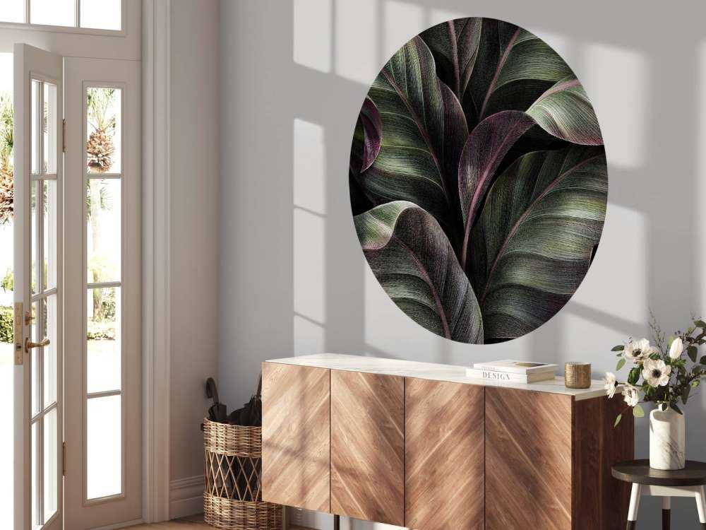 Liście z ciemnym tłem