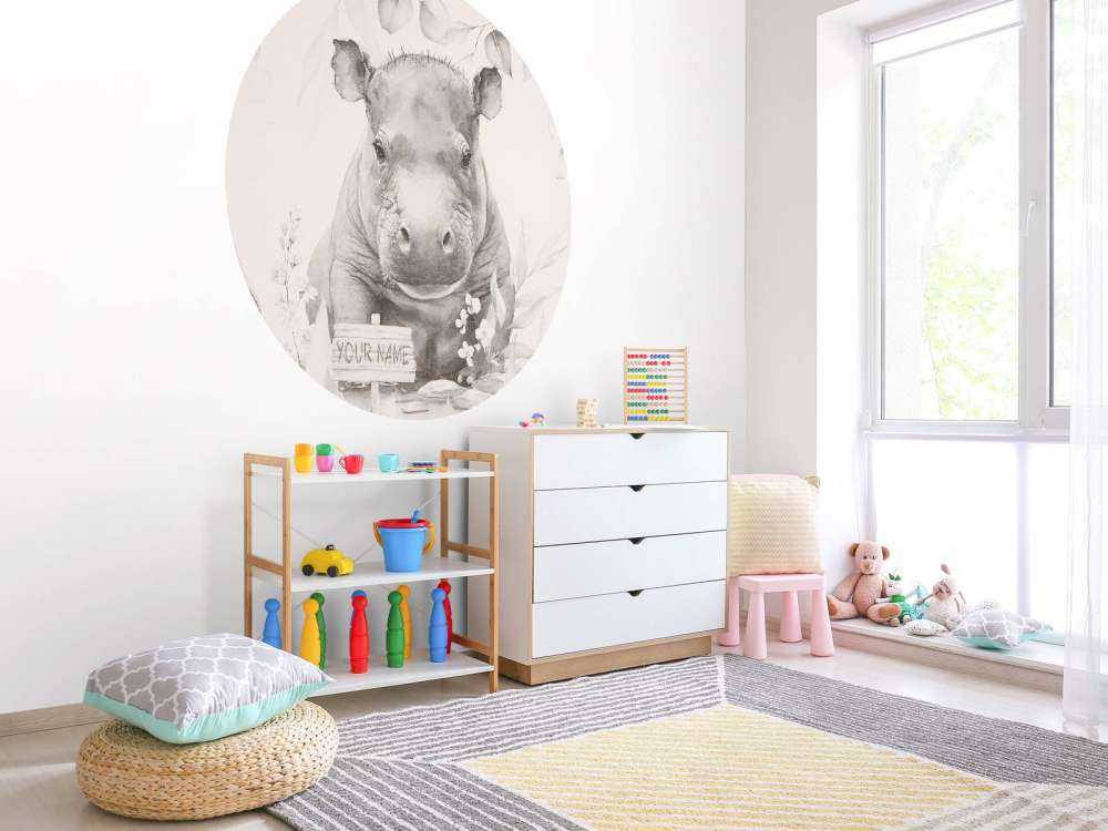 Mały hipopotam w beżowej dżungli