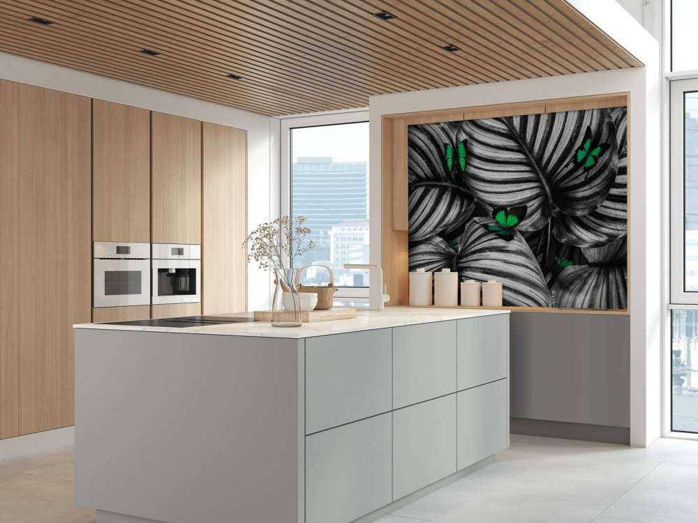 Motyle na liściach w paski