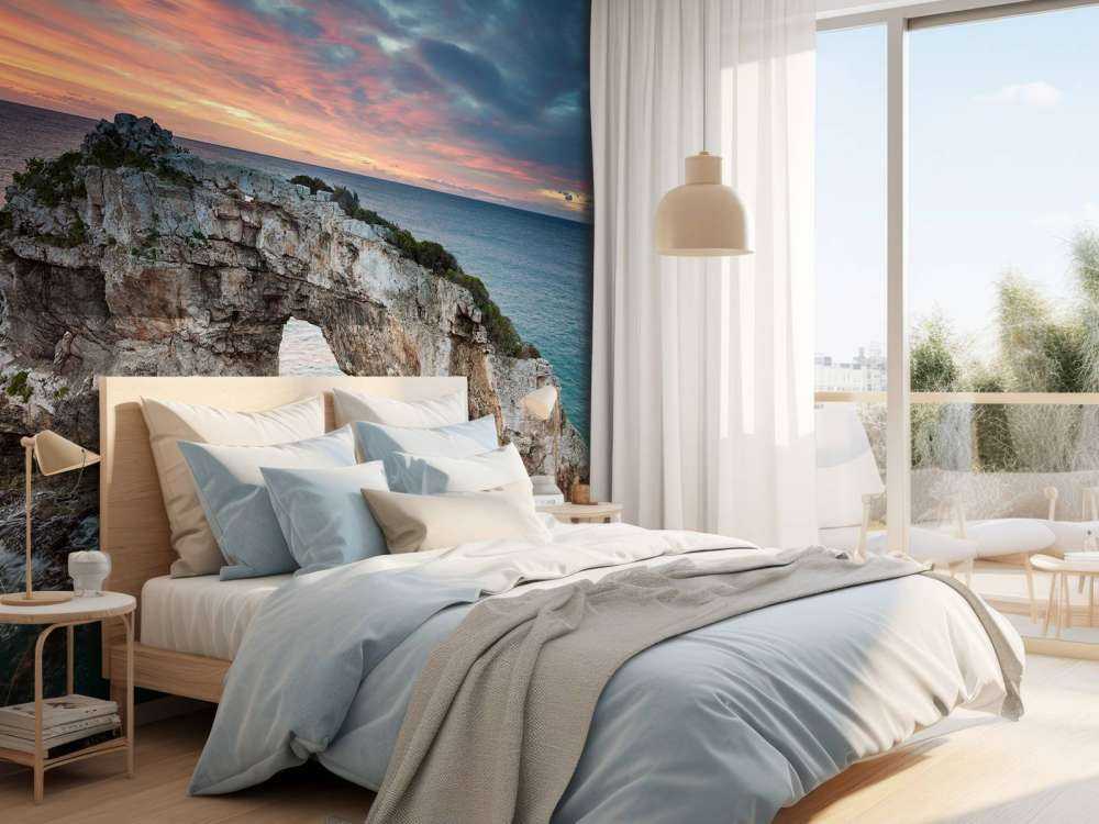 Zakrzywiona skała w morzu