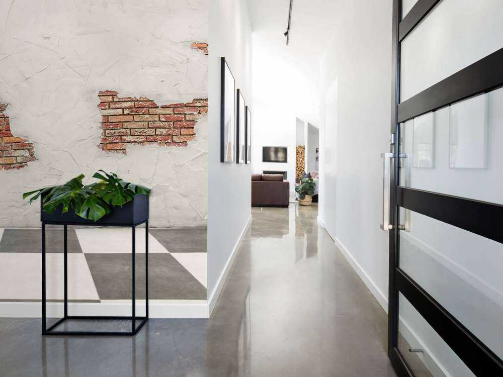 Murowany mur ze stiukiem