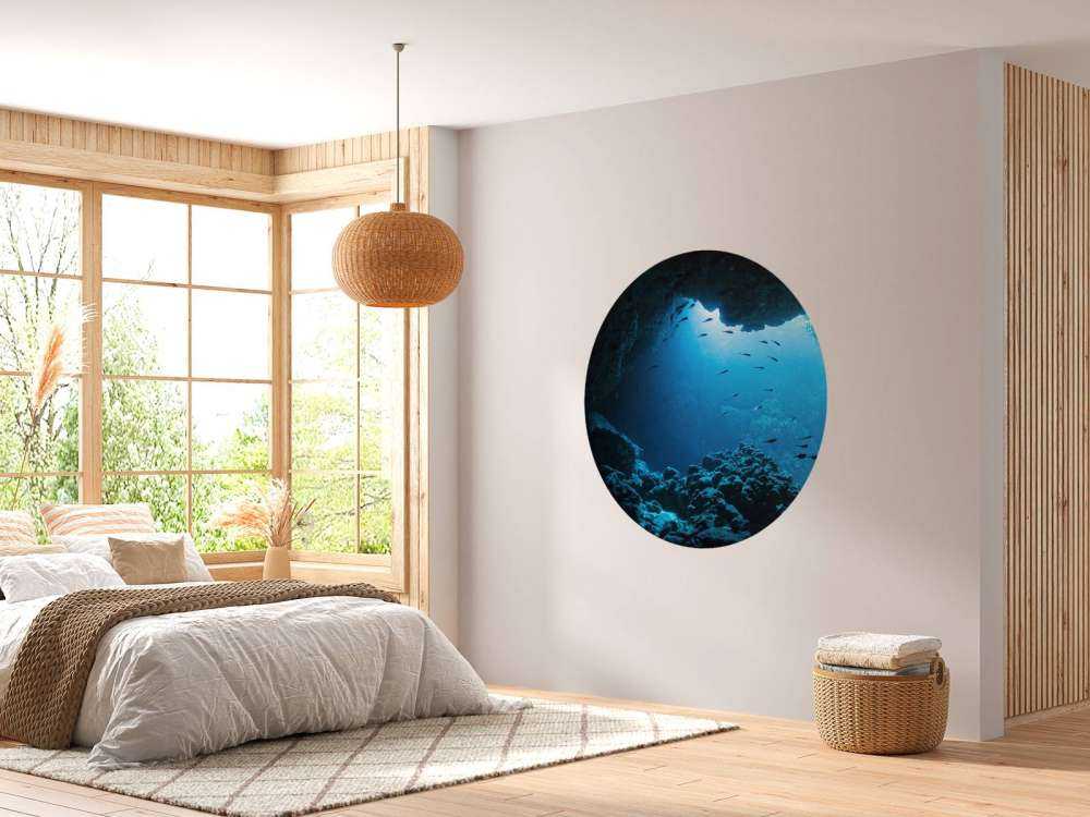 Podwodna jaskinia z rybami