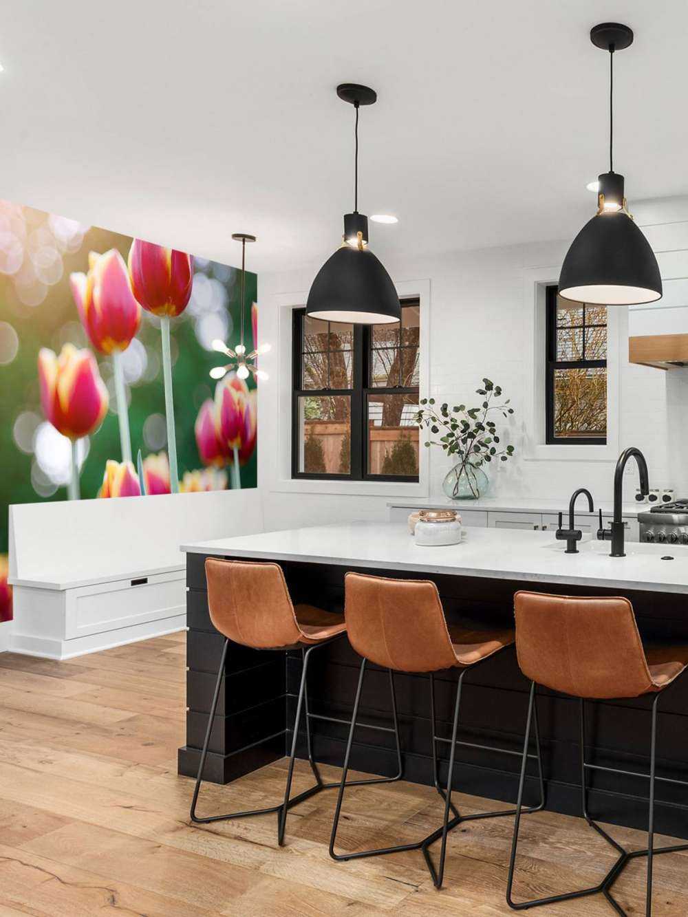 Czerwony z żółtymi tulipanami