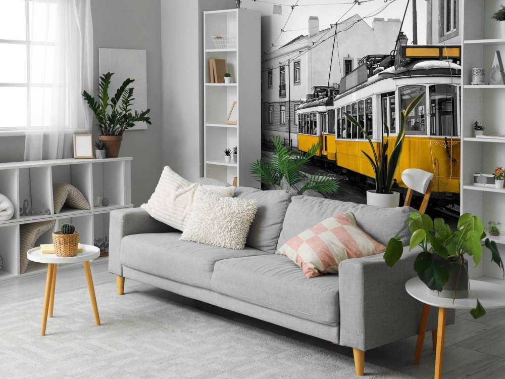 Żółty tramwaj na czarno-białej ulicy