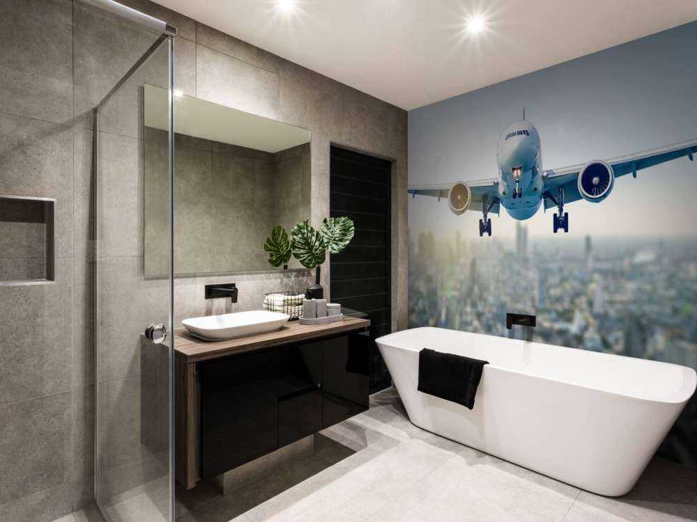 Zlatujący się samolot nad miastem