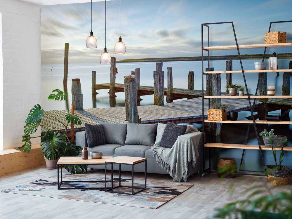 Drewniane molo o wschodzie słońca