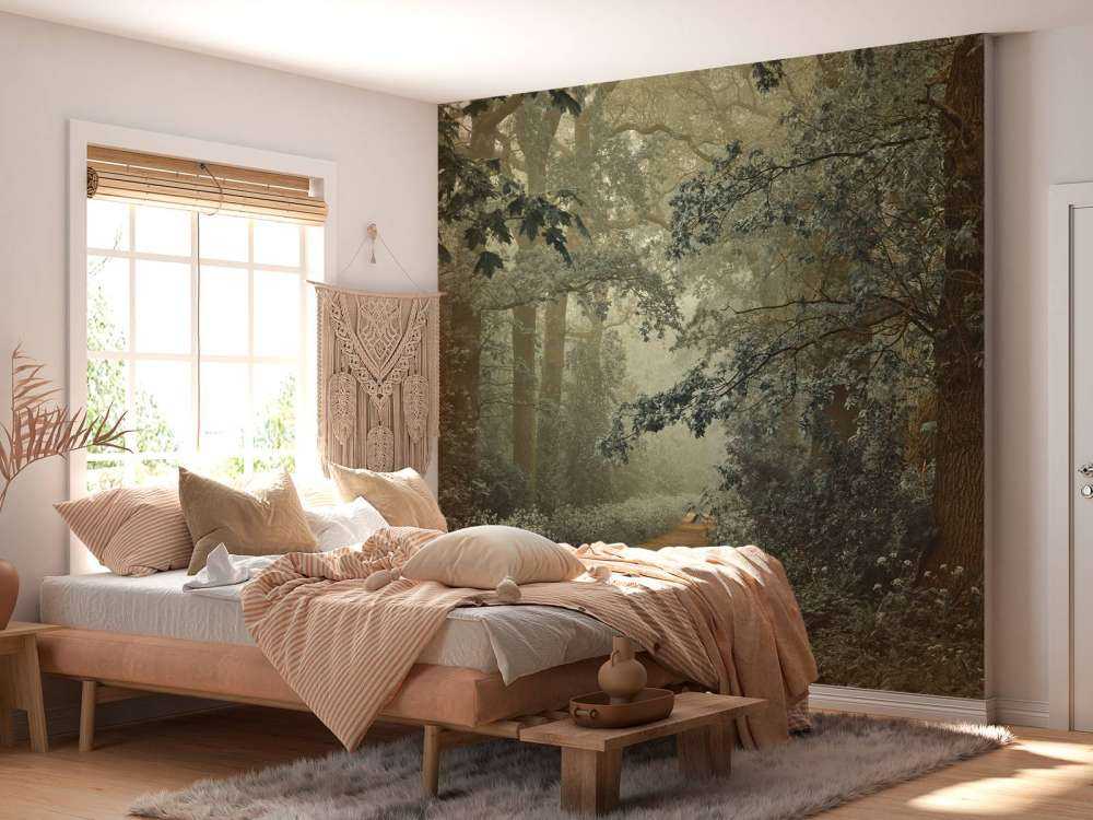 Ścieżka przez las z mgłą