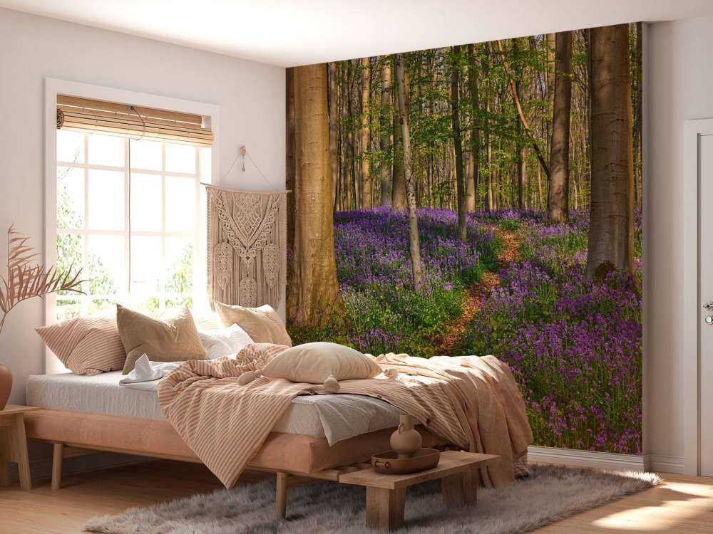 Ścieżka przez las z hiacyntami