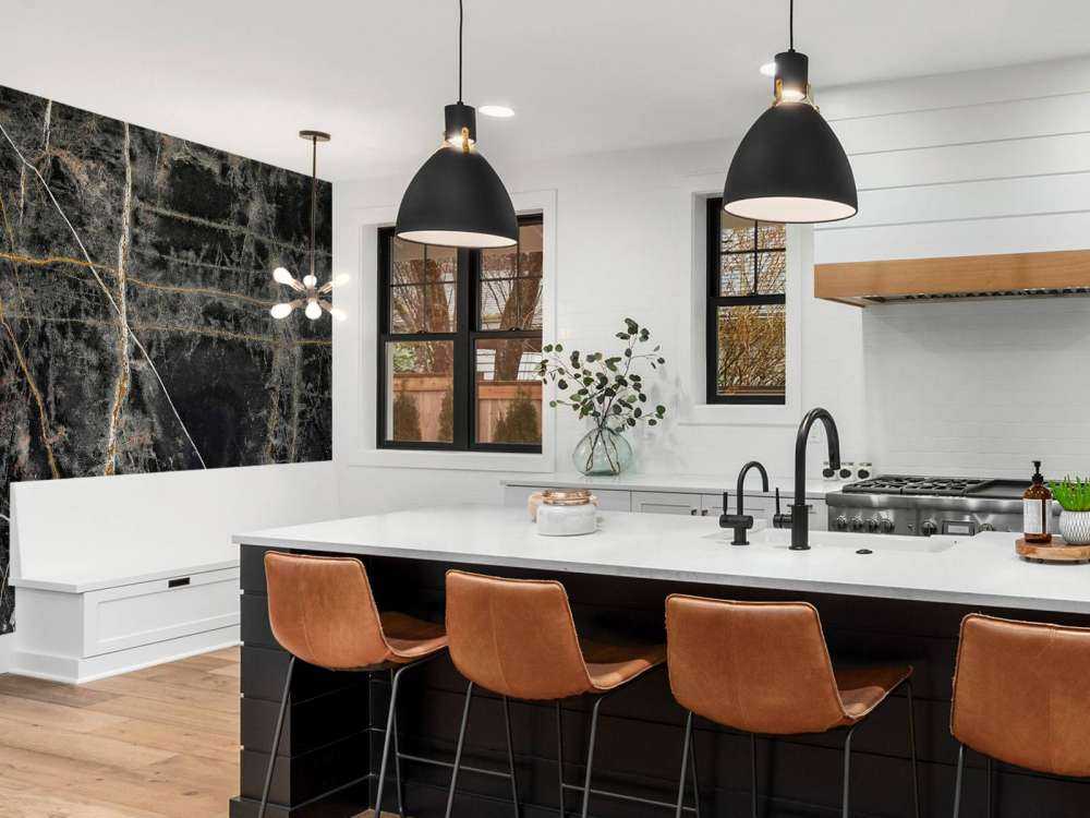 Ciemny marmur z liniami w kolorze miedzi