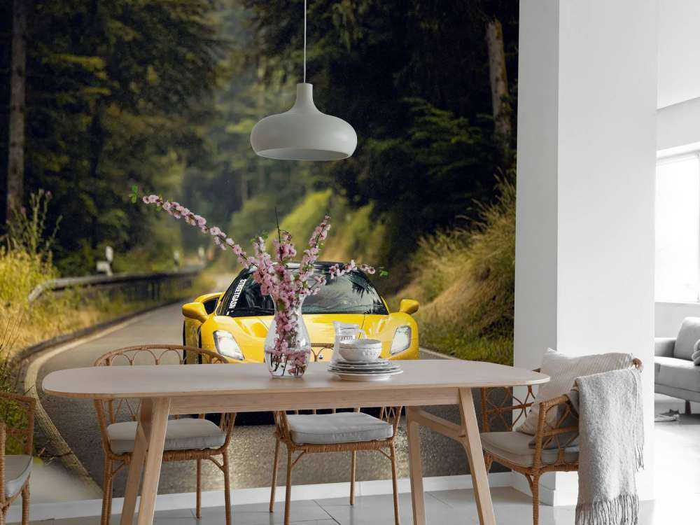 Maserati w zielonym lesie