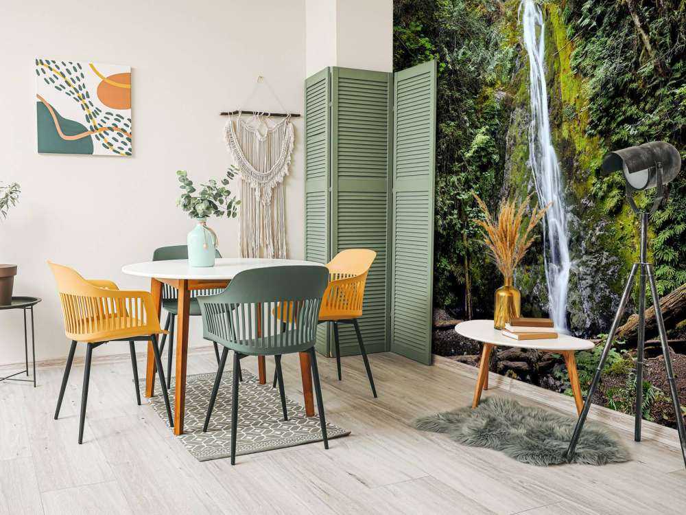 Wodospad w kolorowym otoczeniu 