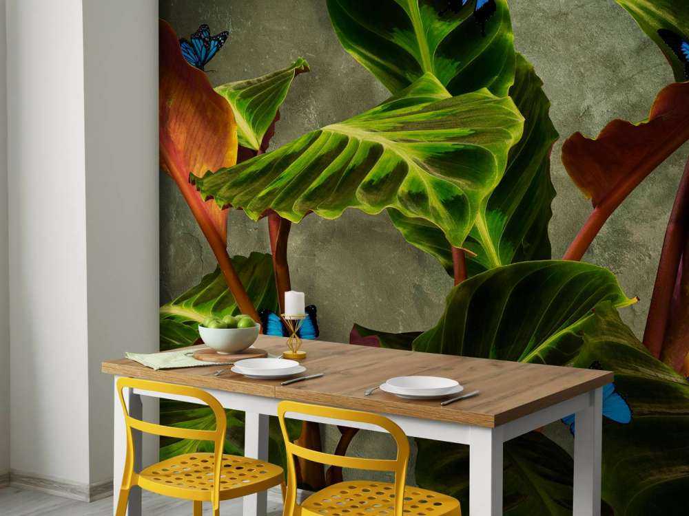 Zielona roślina z motylami