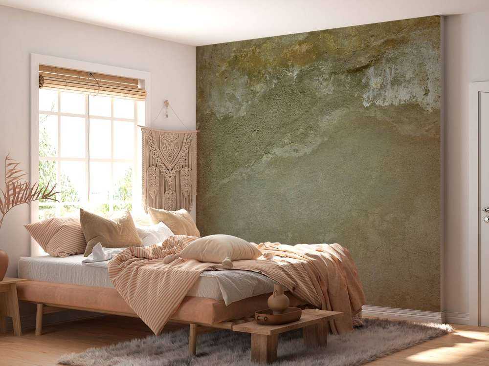 Ściana z odrestaurowanym stiukiem