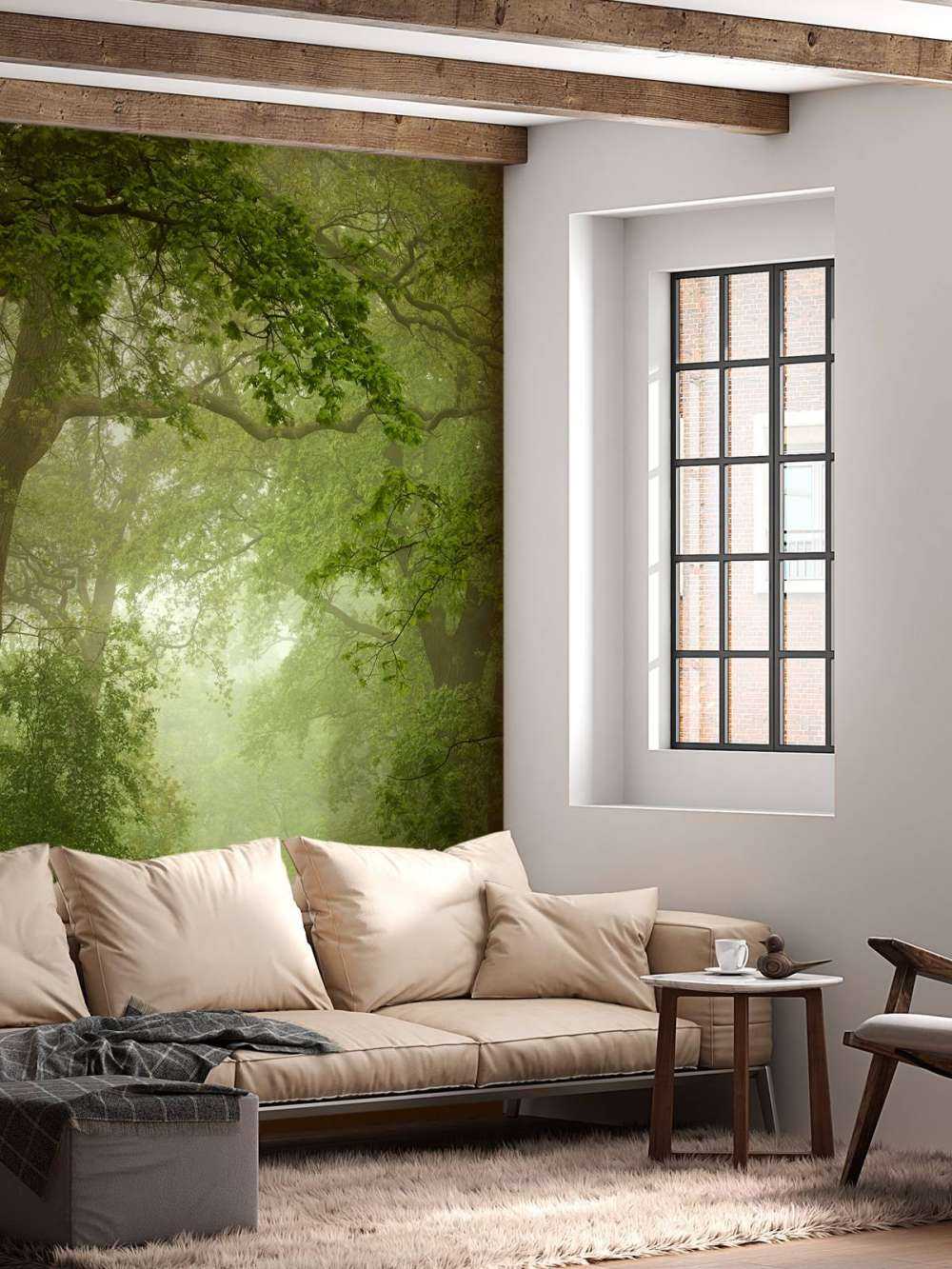 Leśna ścieżka we mgle