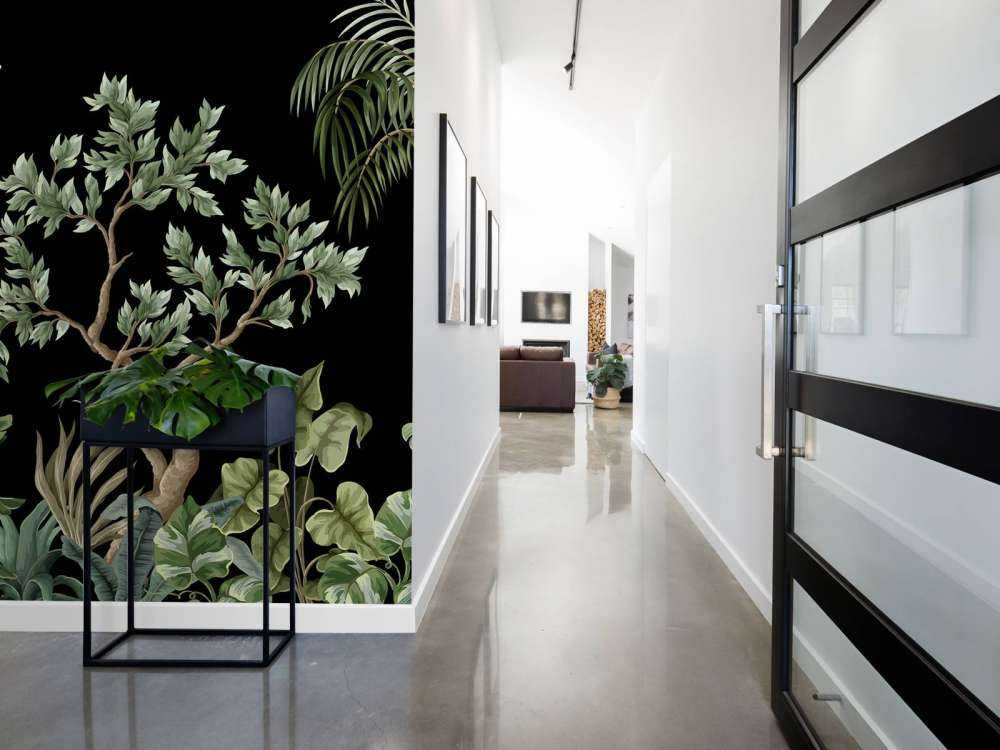 Drzewa z ciemnym tłem