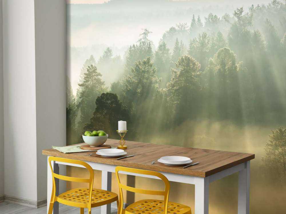 Wschód słońca między wzgórzami