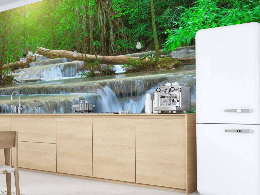 Szeroki wodospad w lesie