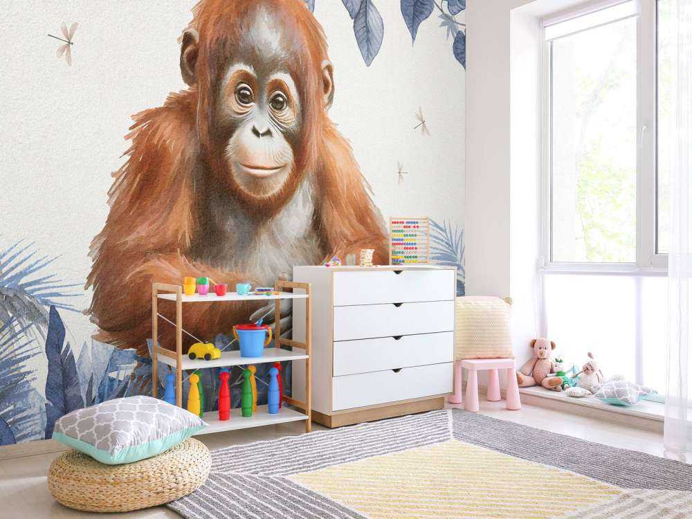 Młody orangutan w dżungli niebieski