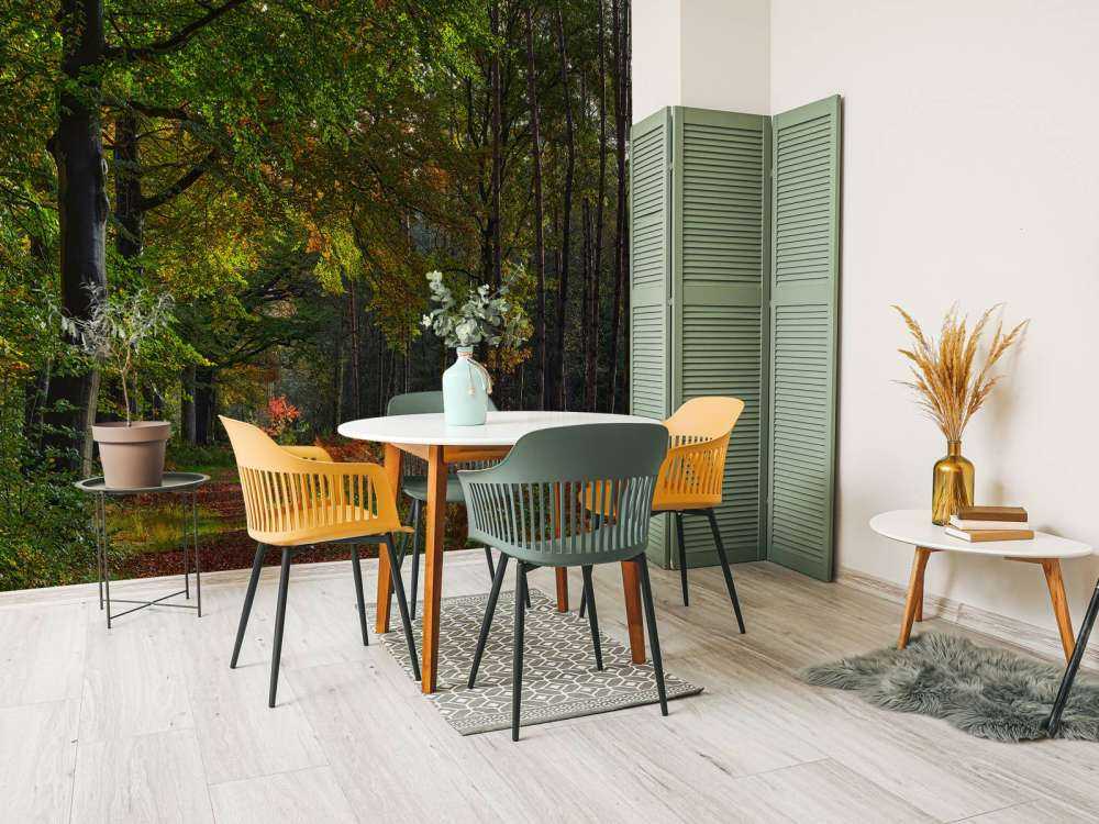 Ścieżka z liśćmi przez las