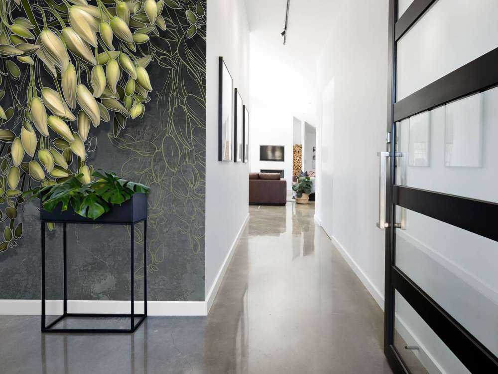 Białe kielichy na ciemnoszarej, betonowej strukturze