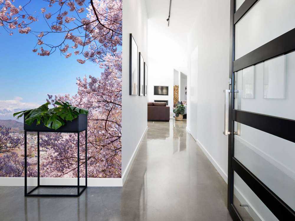 Różowe kwiaty na tle gór