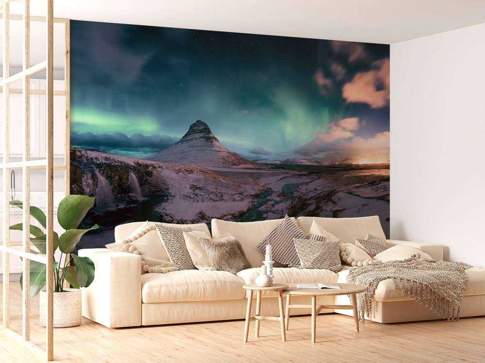 Kirkjufell z północnymi światłami