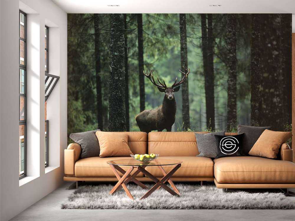 Duży jeleń między drzewami