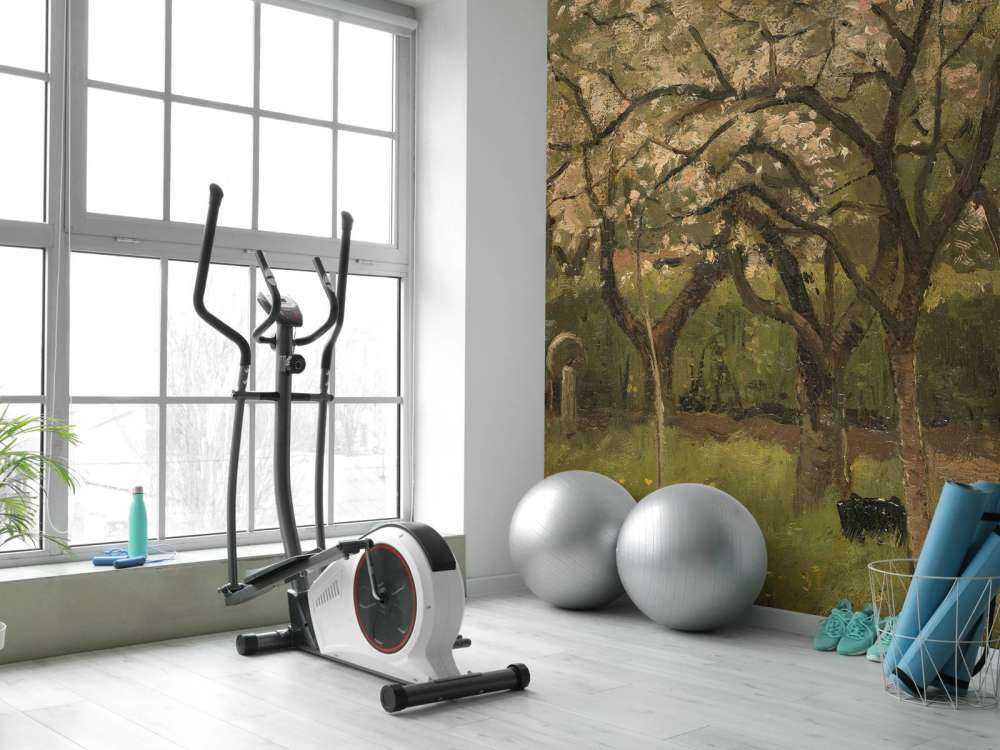 Kwitnące drzewo w sadzie