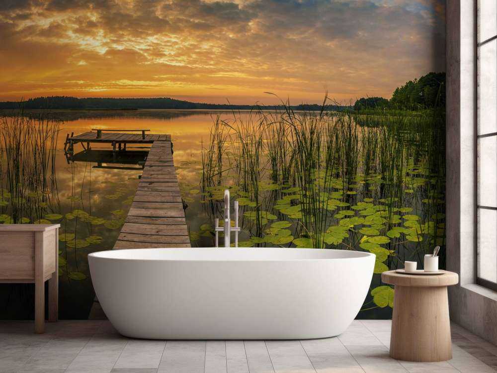 Wschód słońca nad jeziorem