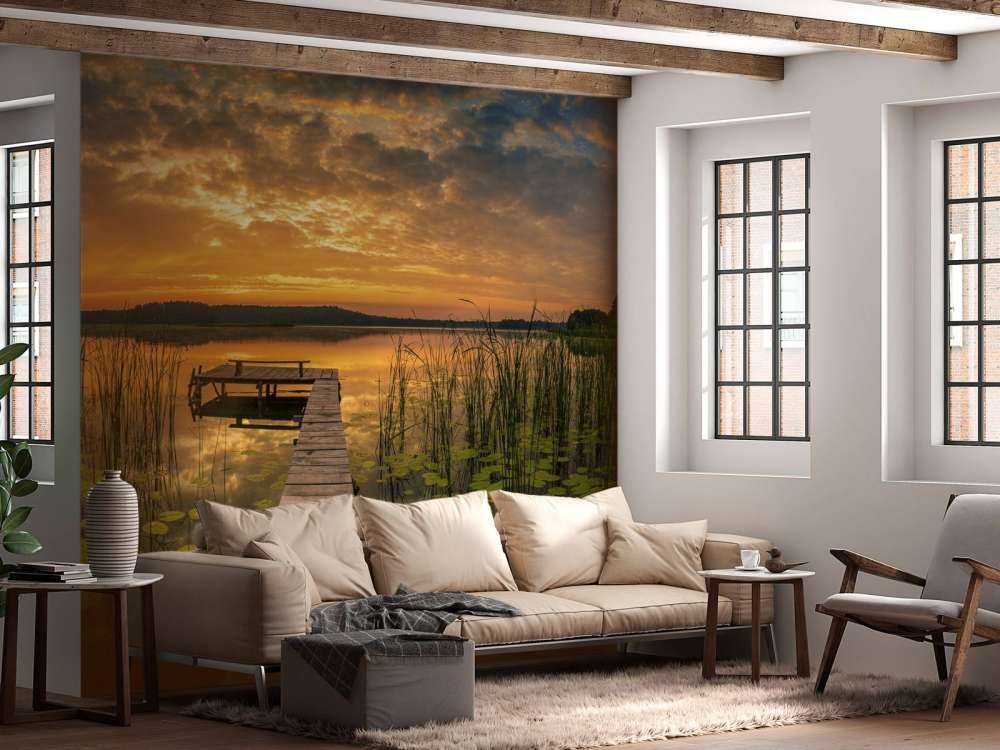 Wschód słońca nad jeziorem