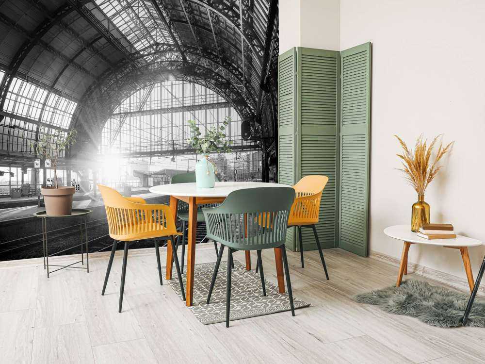 Wschód słońca na stacji w czerni i bieli