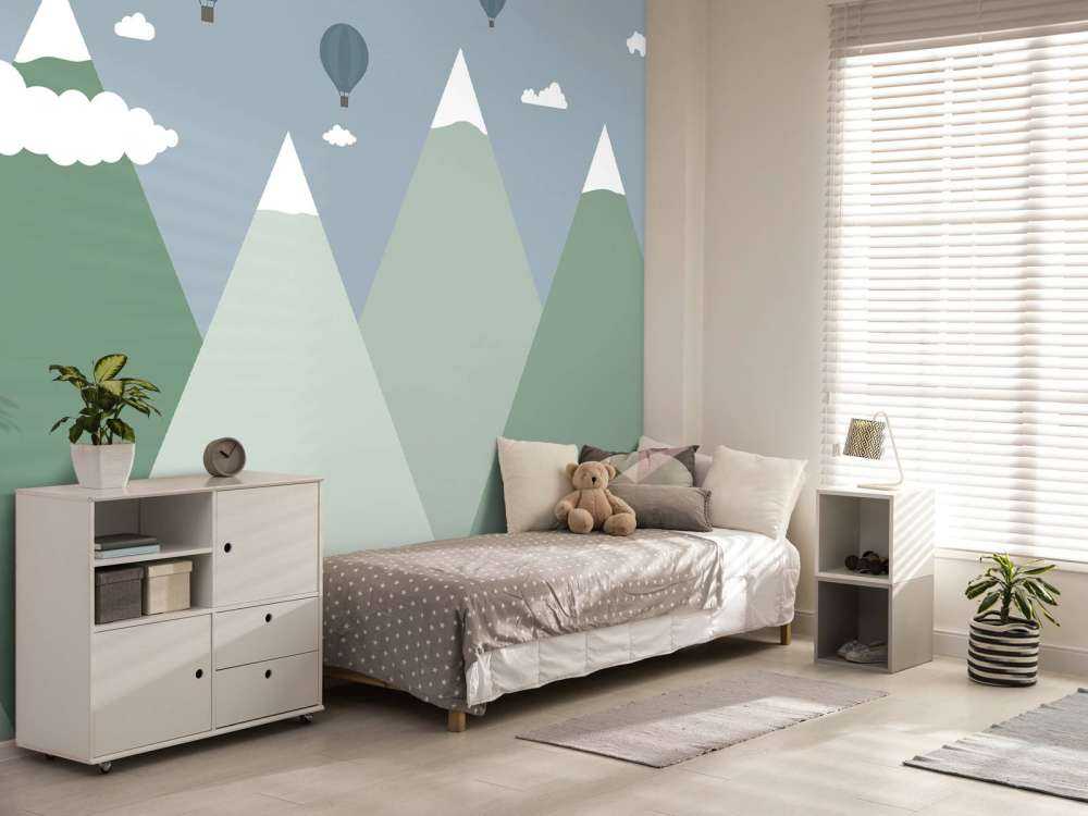 Górski krajobraz z balonami na gorące powietrze