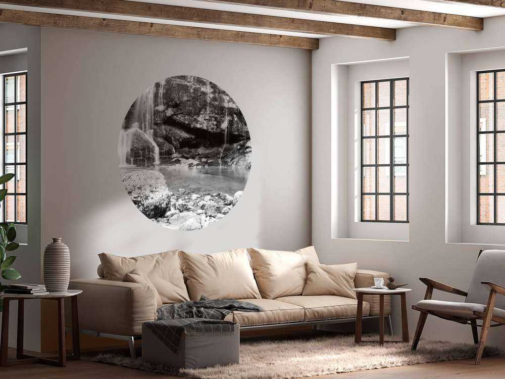 Wodospad nad kamiennym murem. 