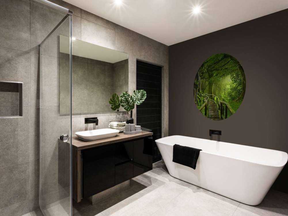 Drewniany most przez zieloną dżunglę