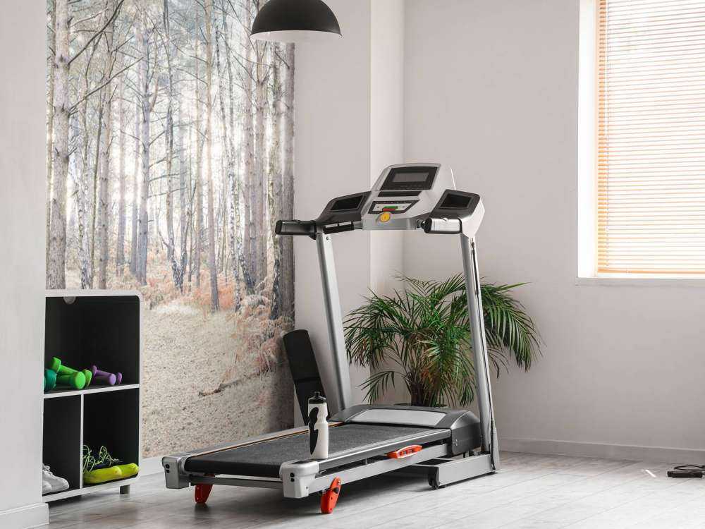 Piaszczysta ścieżka przez las