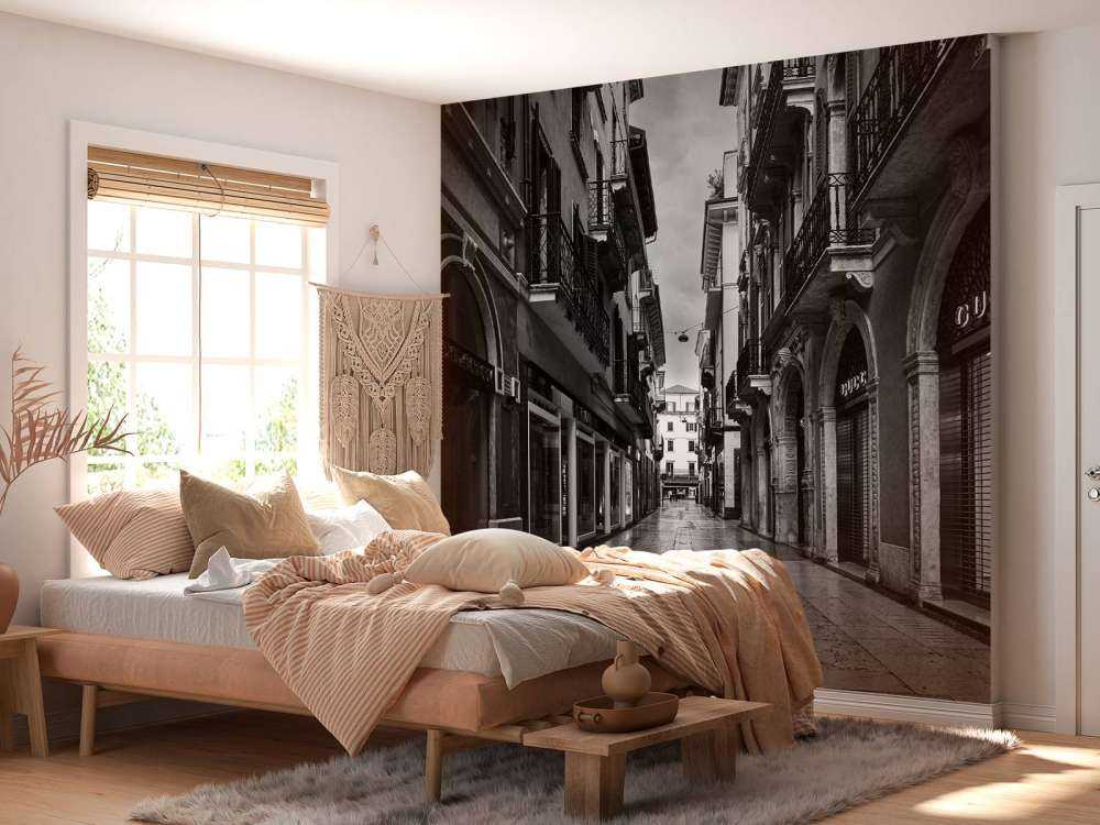 Ulica handlowa w czerni i bieli