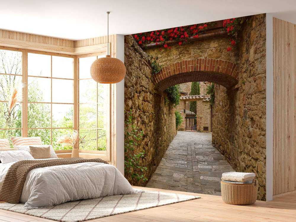 Łuk z czerwonymi kwiatami