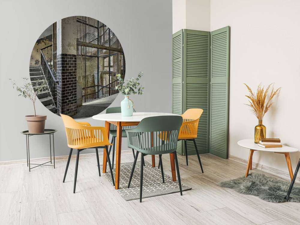 Stary szyb windowy ze schodami