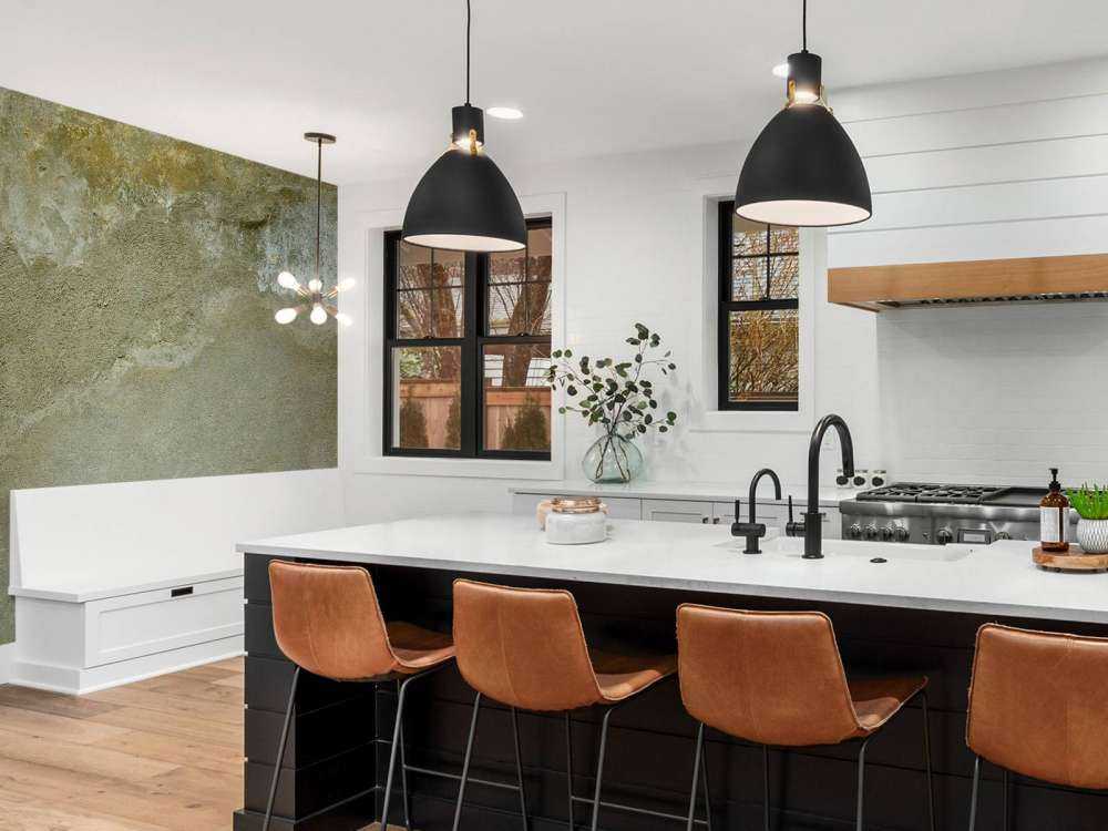 Ściana z odrestaurowanym stiukiem