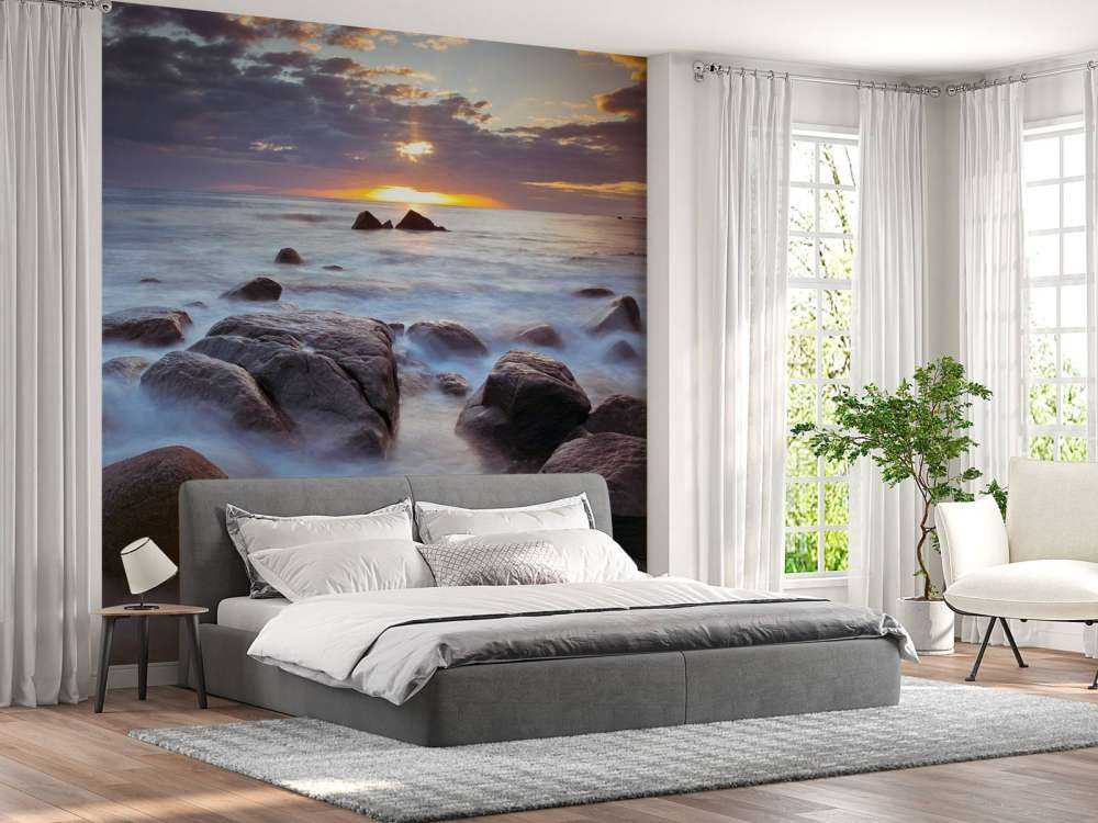 Zachód słońca nad skalistym wybrzeżem